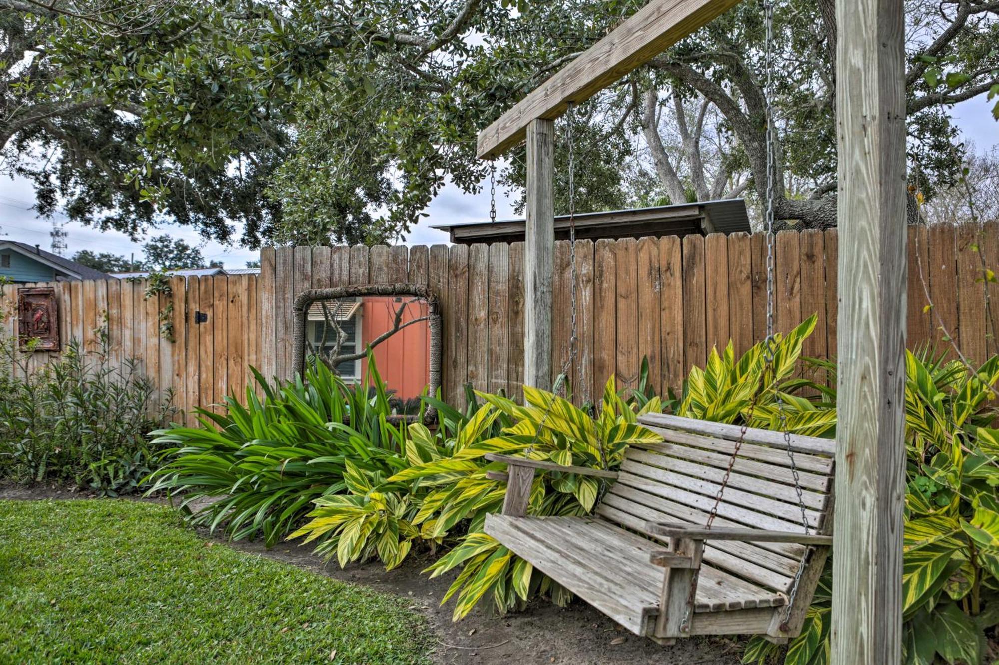 Walk To Beach From Chic Old Town Apartment With Yard Bay St. Louis ภายนอก รูปภาพ